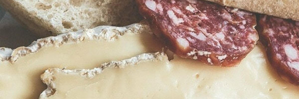 Продукти з їстівною пліснявою, особливості та користь сирів і ковбас фото