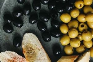 Оливки та маслини: користь, чим відрізняються, рецепти салатів фото