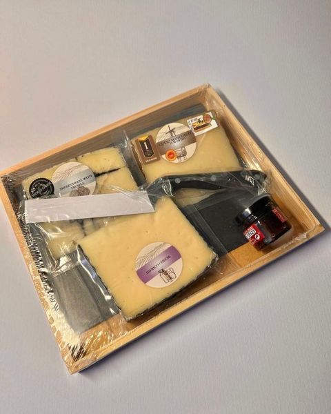 Подарунковий набір іспанських сирів Spanish Cheese Band1PA з соусом, дощечкою і ножем 480г id_2973 фото
