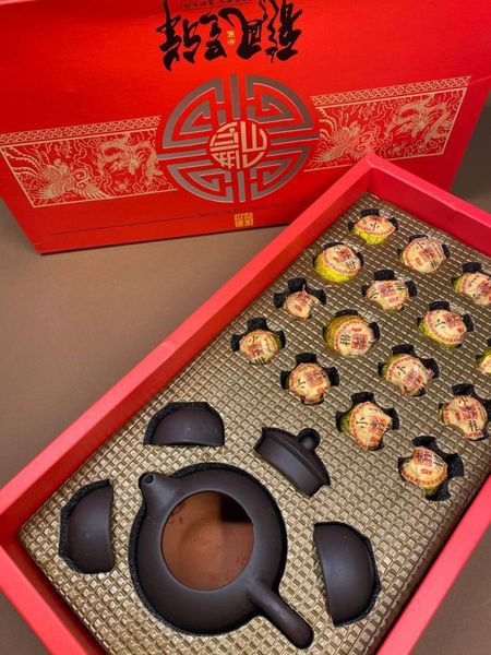 Набір чаю Шу Пуер Long Feng Cheng Xiang Вогняний дракон з набором посуду Сі Ши, Китай id_7449 фото