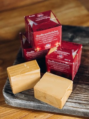 Сир Брюност Гудбрандсдален Tine Brunost норвежський карамельний 250г id_112 фото