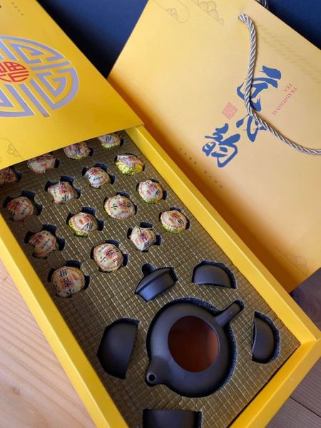 Подарунковий набір чаю Шу Пуер Жовтий дракон та набір посуду Сі Ши, Китай id_7826 фото