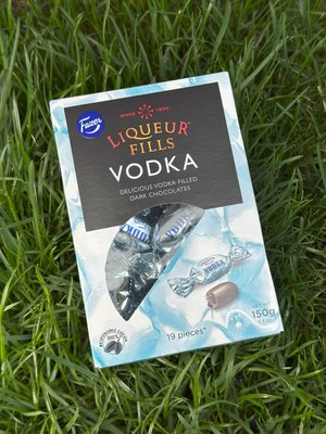 Цукерки з чорного шоколаду Fazer Liqueur fills Vodka з горілкою 150г, Фінляндія id_2866 фото