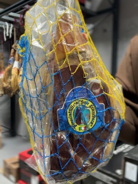 Прошутто без кістки сиров'ялене 1/2 Prosciutto crudo stagionato San Francesco 2,5-3,5 кг, Італія id_12192 фото