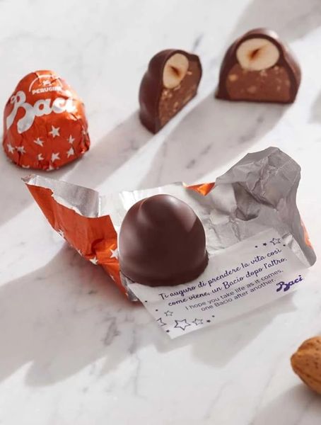 Шоколадні цукерки з передбаченнями Baci Perugina Gusto Amaretto 150г, Італія id_8959 фото