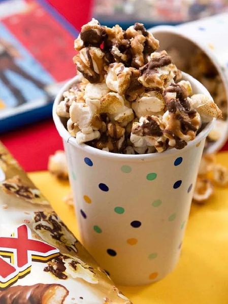 Попкорн Candy Pop Twix Popcorn з хрустким печивом, ​​карамеллю та шоколадом 149г, США id_9909 фото