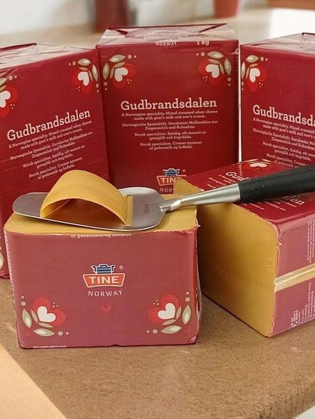 Сир Брюност Гудбрансдален Tine Brunost Gudbrandsdalen карамельний солодко-солоний 1кг, Норвегія id_10426 фото