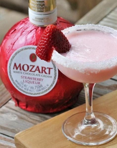 Лікер Mozart Cream Strawberry Полуниця 15% 0.5л Австрія id_331 фото
