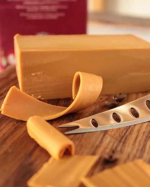 Сир Брюност Гудбрансдален Tine Brunost Gudbrandsdalen карамельний солодко-солоний 1кг, Норвегія id_10426 фото